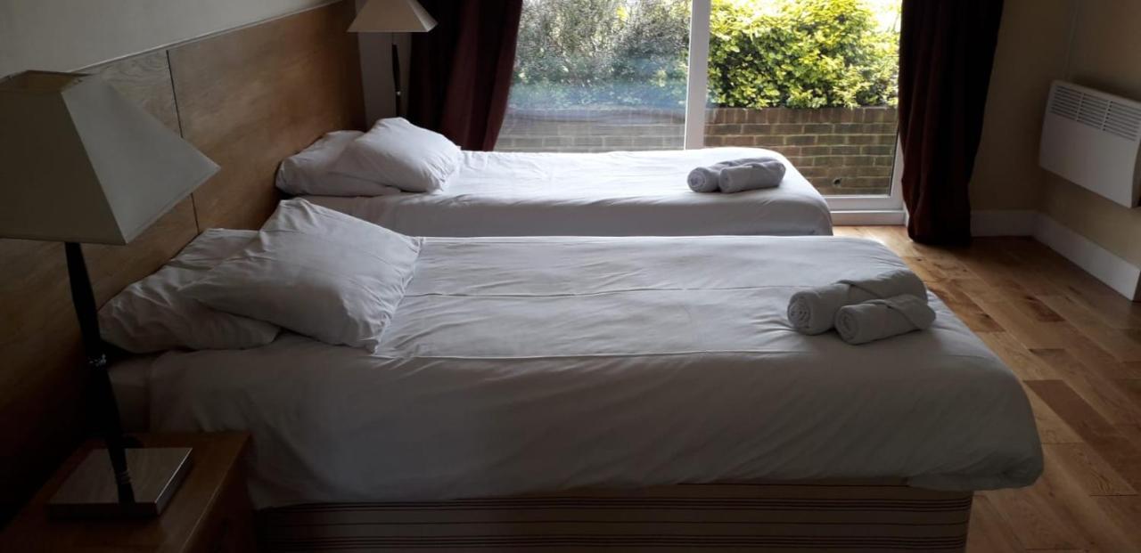 The Bear Inn And Burwash Motel Екстериор снимка