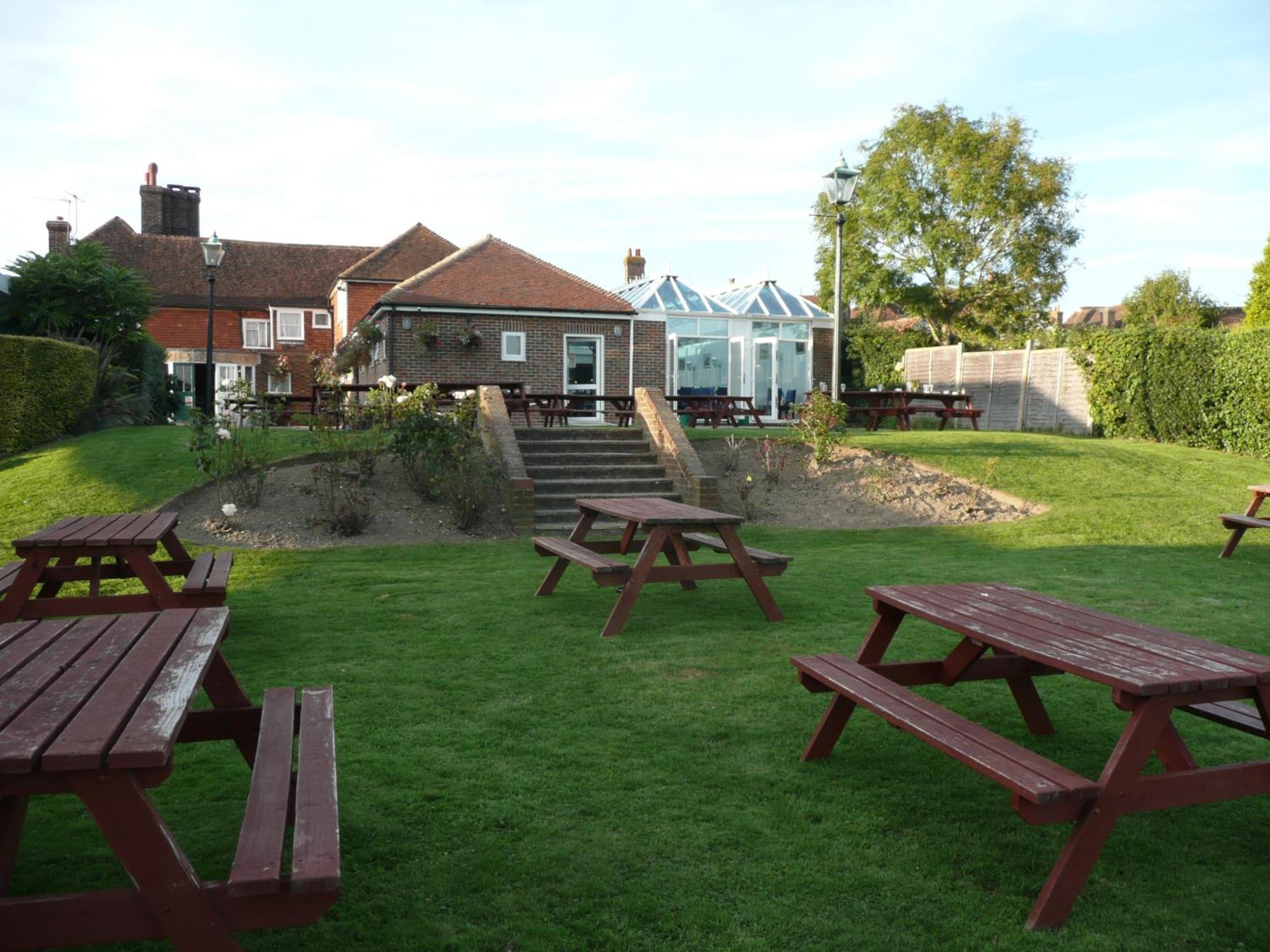 The Bear Inn And Burwash Motel Екстериор снимка