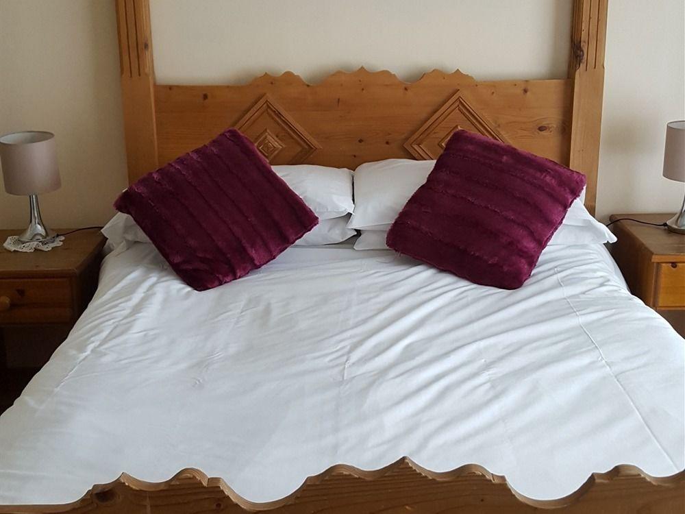 The Bear Inn And Burwash Motel Екстериор снимка