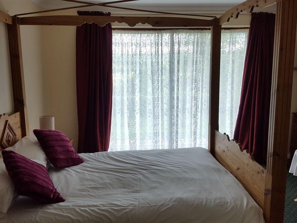 The Bear Inn And Burwash Motel Екстериор снимка