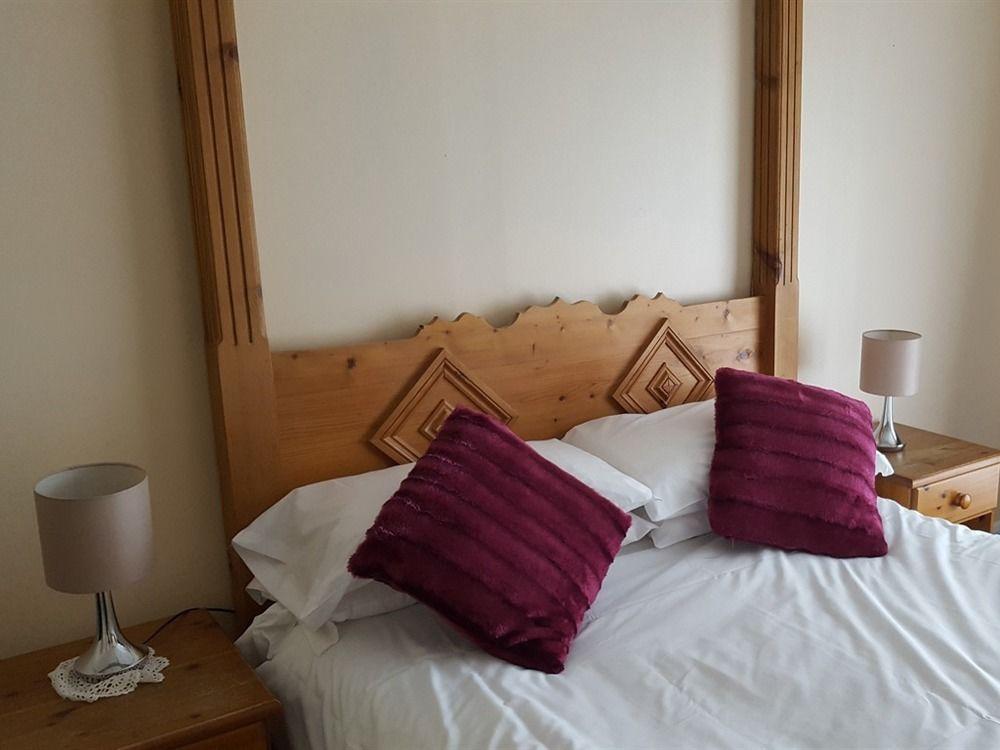 The Bear Inn And Burwash Motel Екстериор снимка