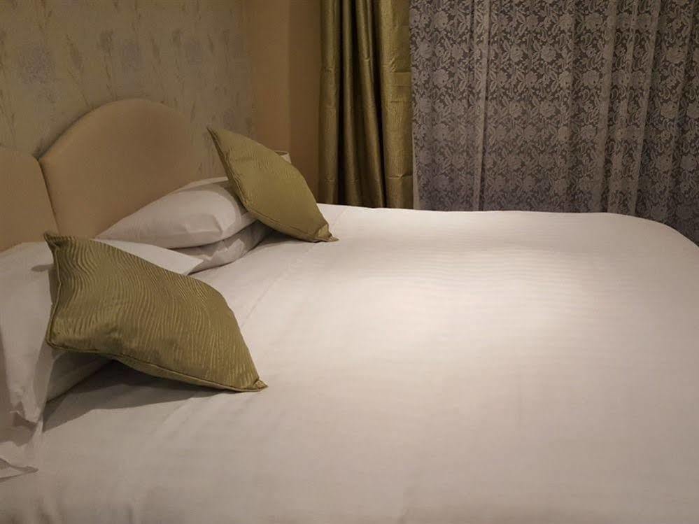 The Bear Inn And Burwash Motel Екстериор снимка