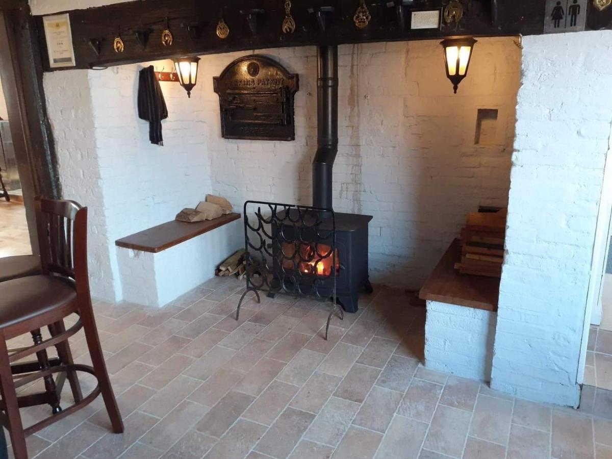 The Bear Inn And Burwash Motel Екстериор снимка