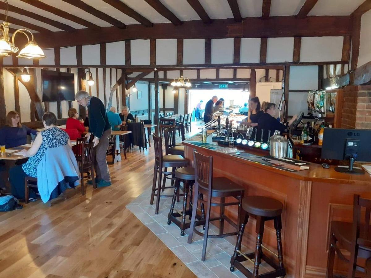 The Bear Inn And Burwash Motel Екстериор снимка